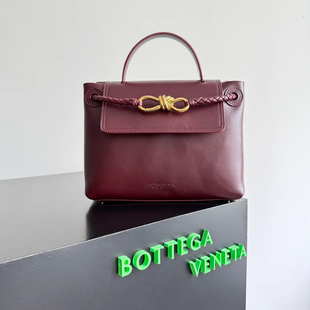 Batch 2060 BottegaVeneta Latest Ciao Ciao Bag Silky cowhide two-way flap handbag with signature twist detail, hidden hook closure, flap can be fastened to the front or attached to the INTRECCIATO woven internal pocket, comes with an adjustable and removable crossbody strap, internal compartment, and also features a zippered pocket. The surprise flap has various shapes. Style 1 - Cover the bag surface, exposing the knot and knot decoration. Style 2 - Place the flap inside the bag. A buckle is also designed. Style 3 - The U-shaped position of the top handle in the hand bag. Style No.: 835835 Size: 26*19*10.5cm
